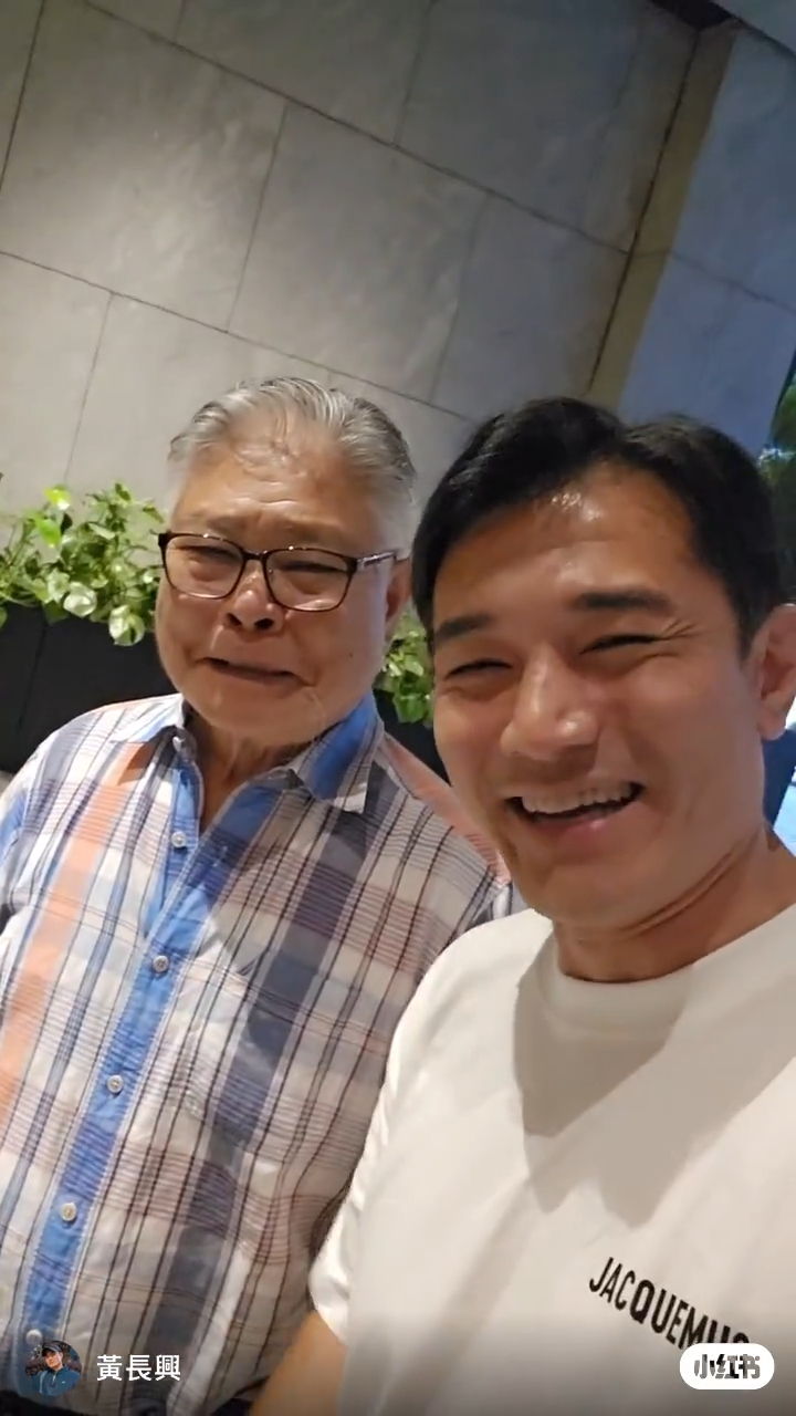 黃長興近日與爸爸吃法國菜慶生,網民大讚父子也是型男。 黃長興近日與爸爸吃法國菜慶生,網民大讚父子也是型男。