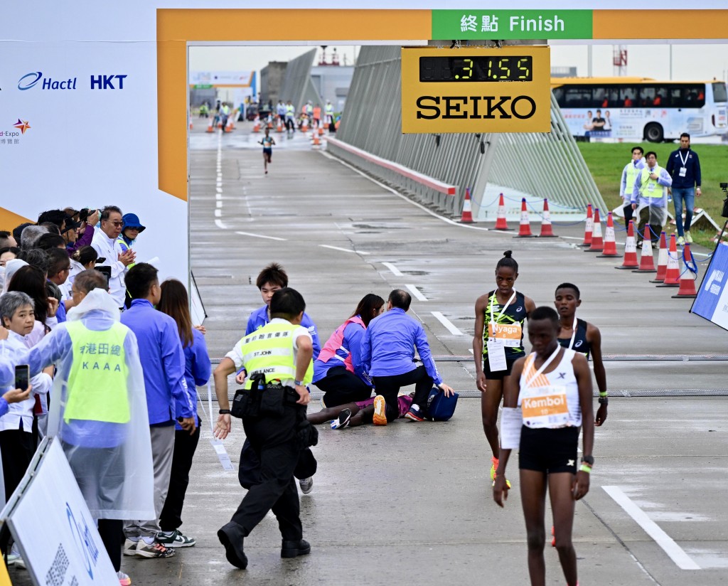 部分跑手到達終點後不適倒地，有人要由擔架抬走。