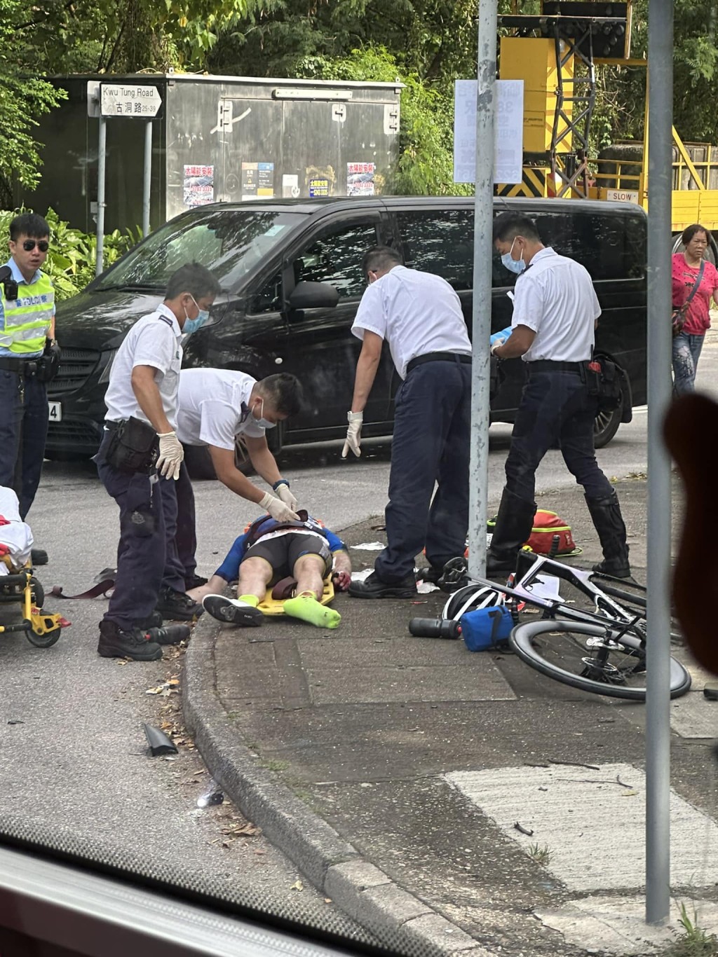 單車男受傷倒地。馬路的事 (即時交通資訊台) Jasmine Marika Lee圖片