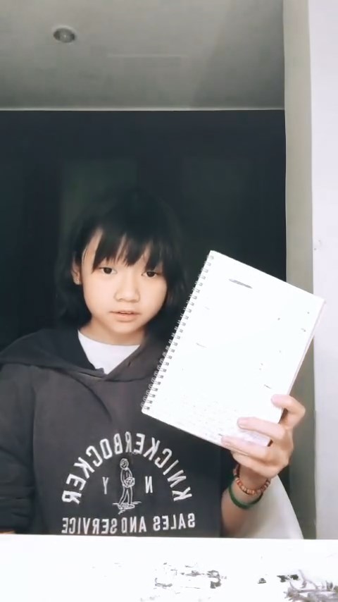 陸永的大女Hannah拍攝一條自我介紹影片，為學校面試之用。