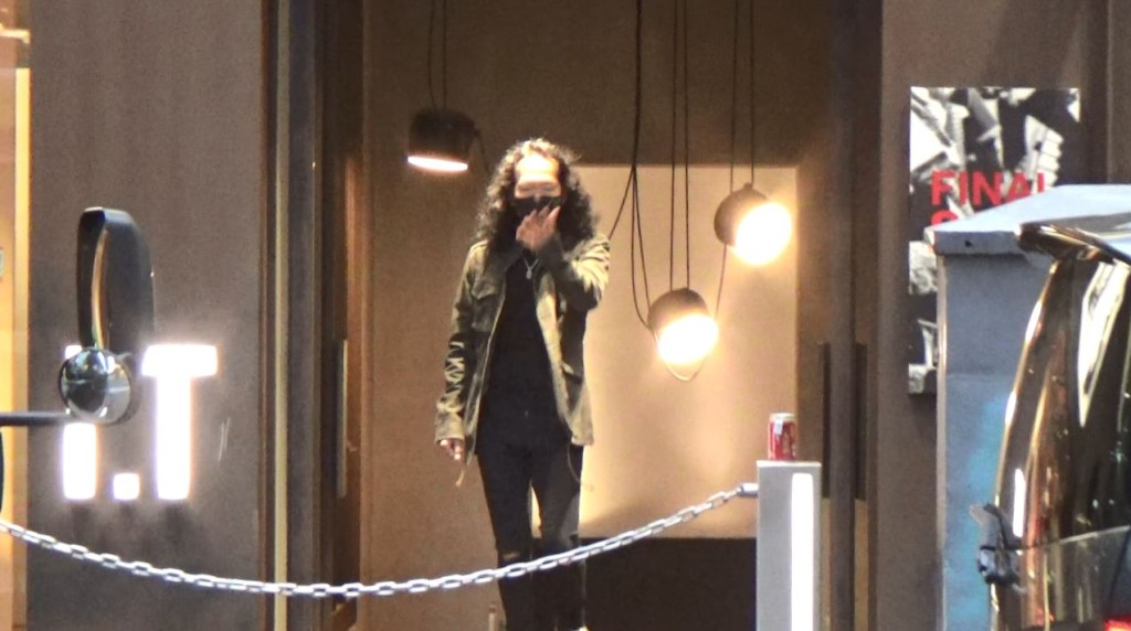 Joey臨走學少男Idol向鏡頭送飛吻。
