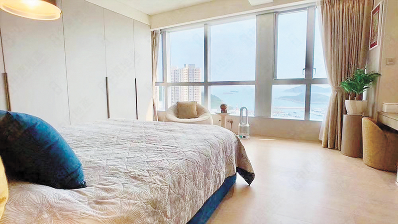 睡房设入墙式衣橱，收纳空间大。