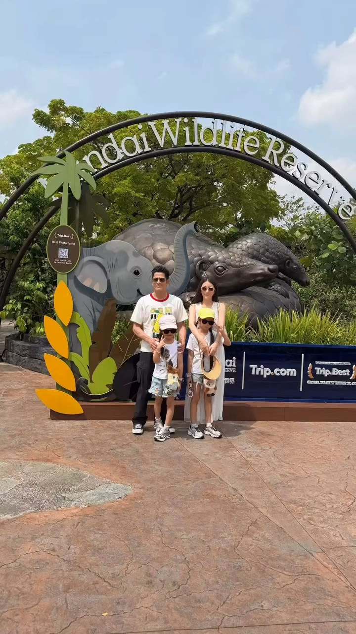 郭富城全家到訪野生動物園。