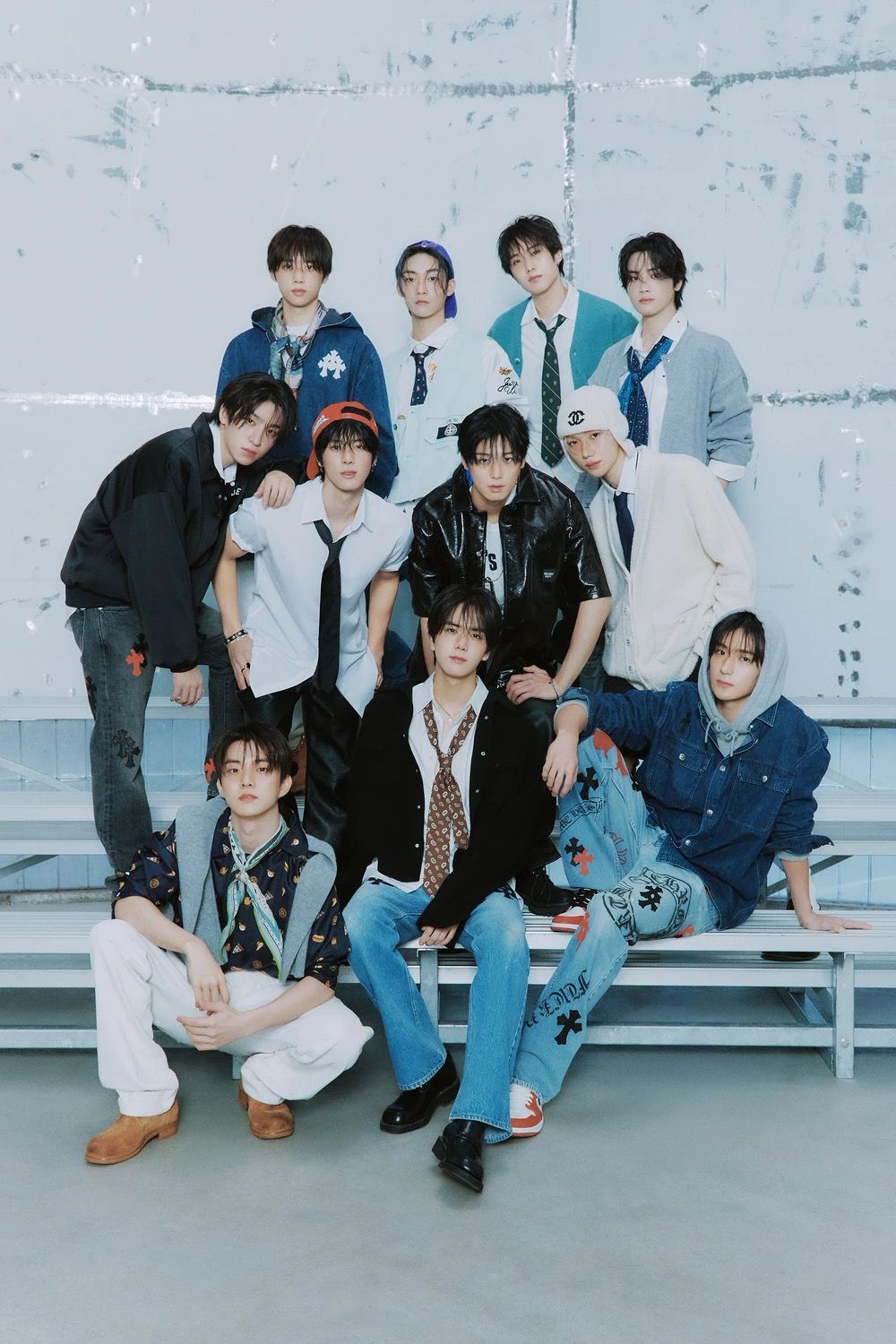 周鶴年（上排右一）因被爆搭上明日花，被踢出THE BOYZ。