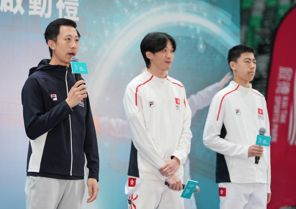 前男子佩劍奧運代表林衍聰（左起)跟師弟們羅浩天及葉誠治跟小朋友見面。公關提供