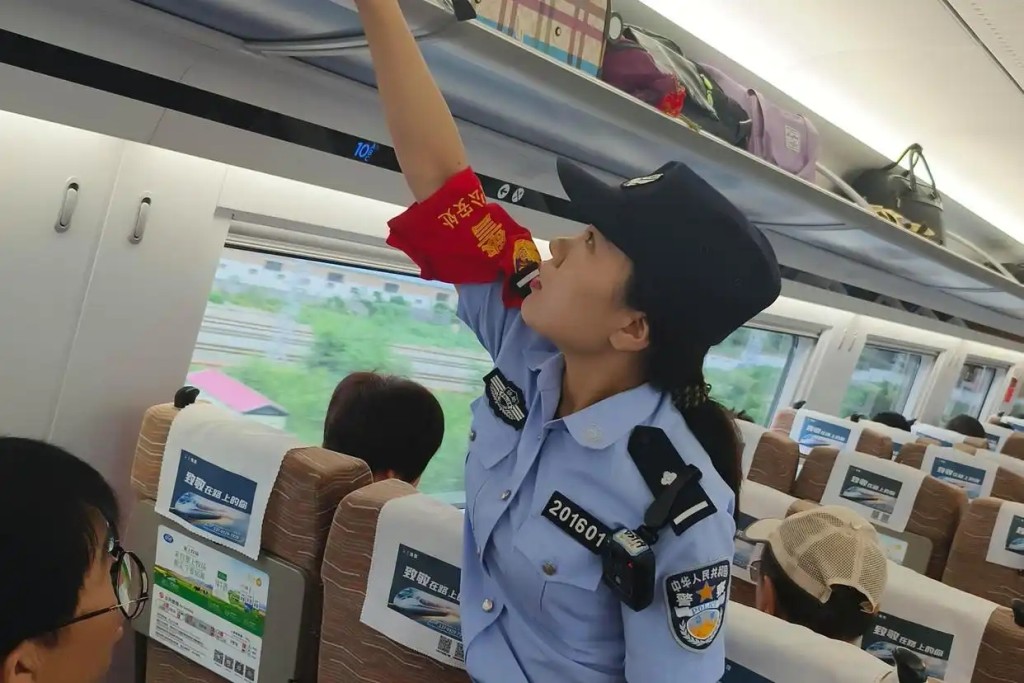 女乘警發向女乘客發「小卡片」,成網上熱話。 女乘警發向女乘客發「小卡片」,成網上熱話。