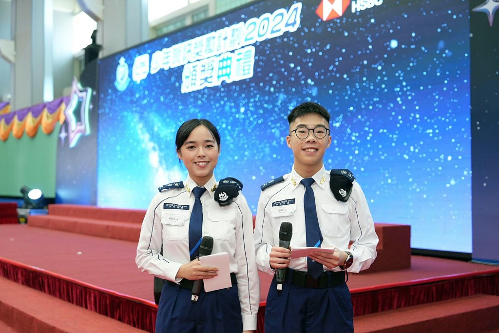 何驭心(左)积极在少年警讯作出多方面贡献，不时为少讯的大型活动担当司仪。