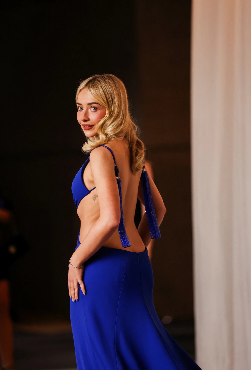 Sabrina Carpenter以露背至近乎露股的晚裝搶鏡。