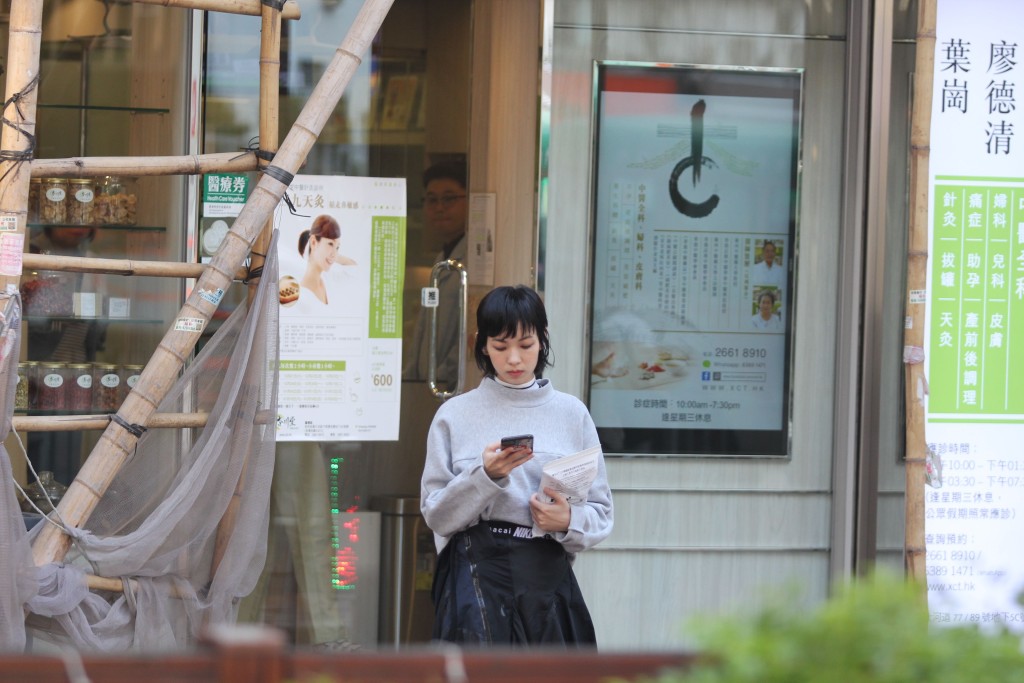 Glayds睇完中醫再急住去跑通告,自言喜歡壓力下生活。