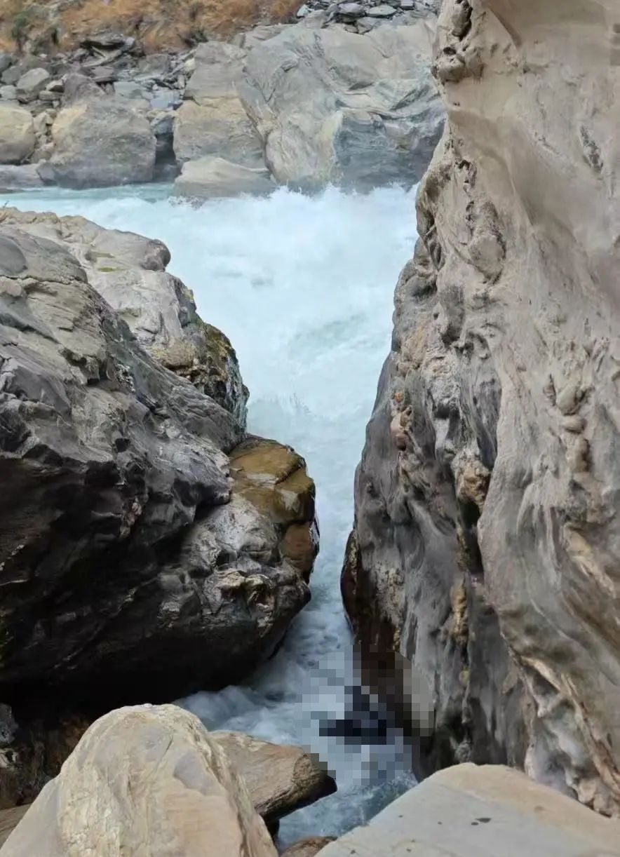 救援人員多次嘗試均無法打撈遺體。紅星新聞 救援人員多次嘗試均無法打撈遺體。紅星新聞