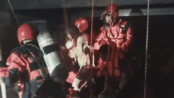 湖南小區地下停車場被淹,消防隊員救出一名被困22小時的女倖存者。 湖南小區地下停車場被淹,消防隊員救出一名被困22小時的女倖存者。