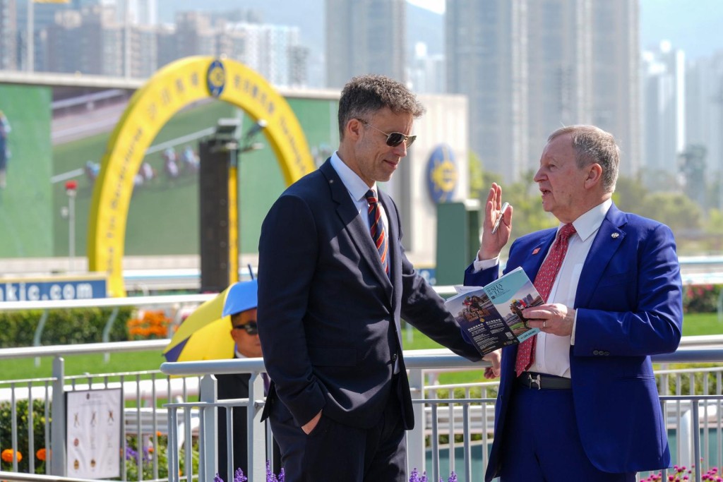 馬會行政總裁應家柏陪同朗尼莊臣欣賞賽事。馬會圖片 馬會行政總裁應家柏陪同朗尼莊臣欣賞賽事。馬會圖片