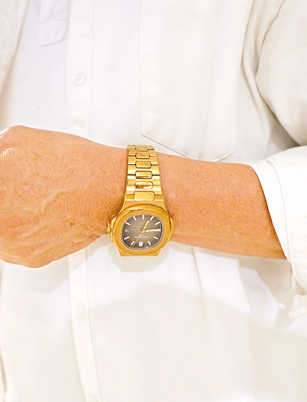 有「隱形富豪」之稱的李龍基，日前在泰國曼谷演出慈善舞台劇時，手上所戴的是百達翡麗的腕表。