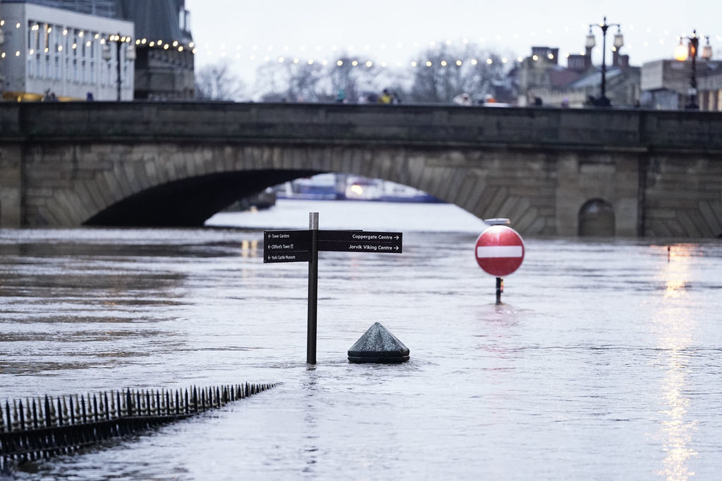英國河流出現氾濫，有陸地被洪水淹沒。美聯社