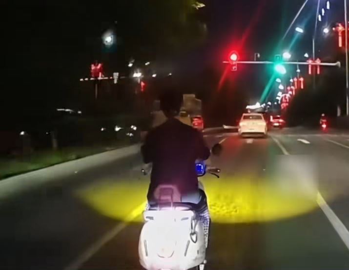 湖南孕妇驾“电鸡”恶意逼车，气得后车司机一脚踢向对方。