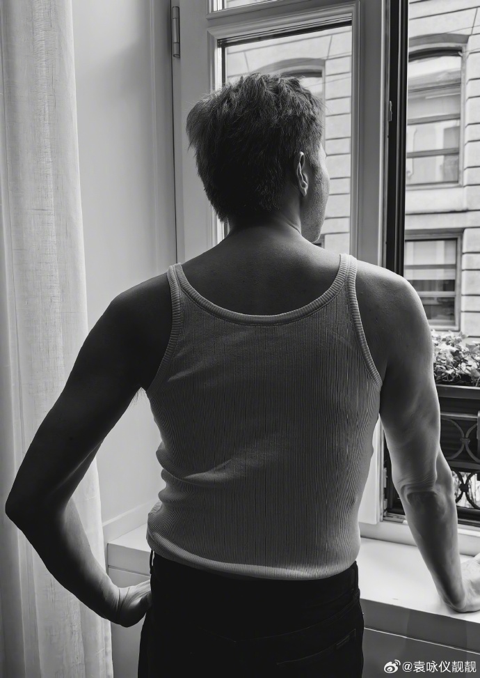 袁詠儀日前於社交網貼出張智霖背影黑白照，未料背心造型成為網民焦點，不少人笑指是「老頭汗衫」。