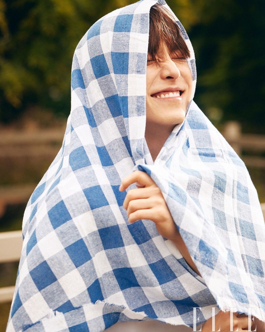 一塊布笠頭都玩得好開心。(ELLE KOREA圖片)