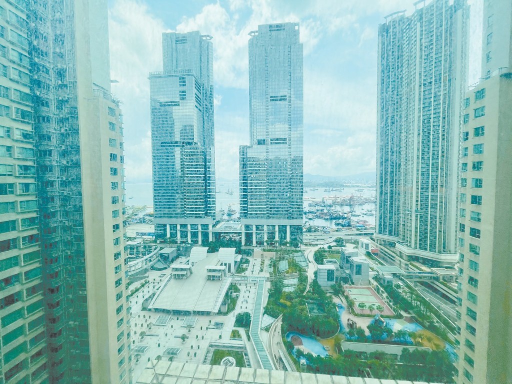 單位外望內園,以及部分新油麻地避風塘海景。
