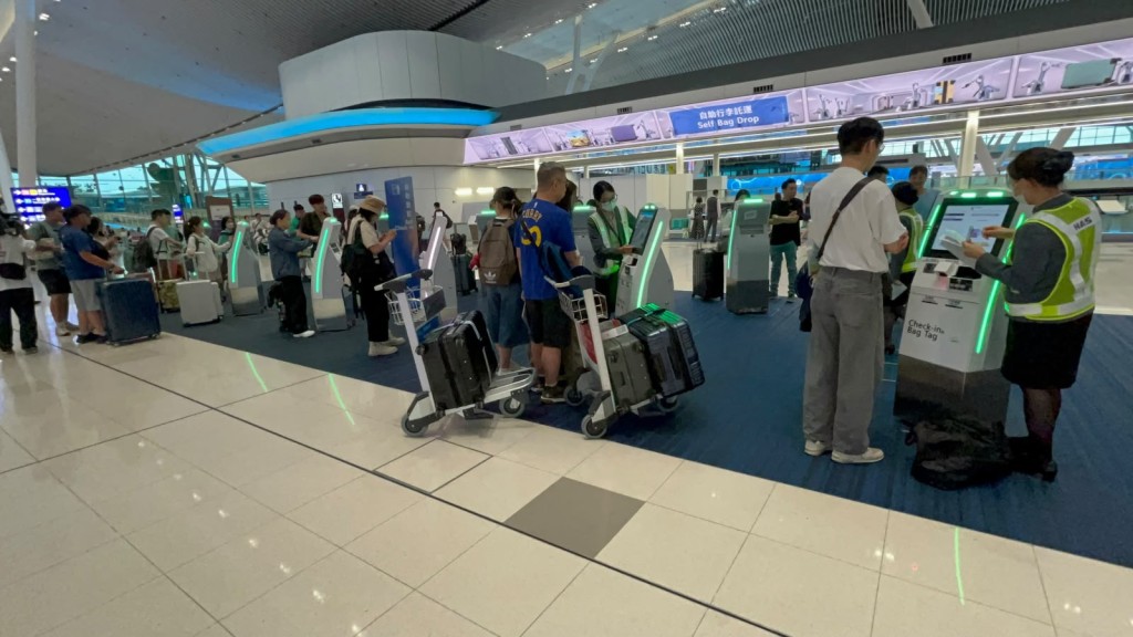 今早旅客如常出发赴福冈。杨伟亨摄