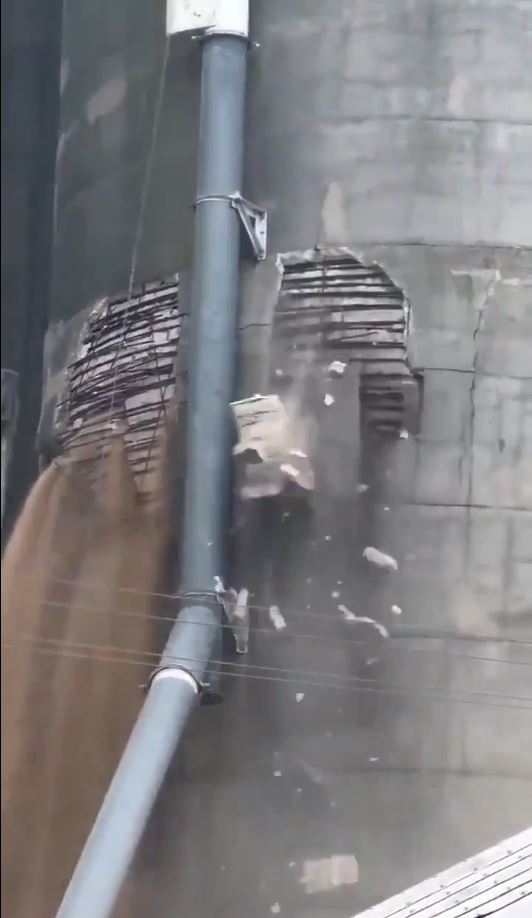 美国失去中国市场后，大豆滞销逼爆谷仓。X@Watseka Fire Department