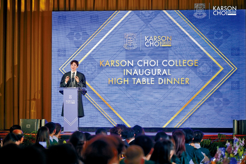 2022年,香港大學獲蔡加讚捐贈港幣一億元成立「蔡加讚學院」。圖為他出席學院高桌晚宴。 2022年,香港大學獲蔡加讚捐贈港幣一億元成立「蔡加讚學院」。圖為他出席學院高桌晚宴。
