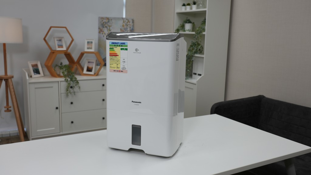 Panasonic抽濕淨化機提供兩種抽濕量型號（25公升及21公升），水箱的容量分別為5.2公升和4.8公升。