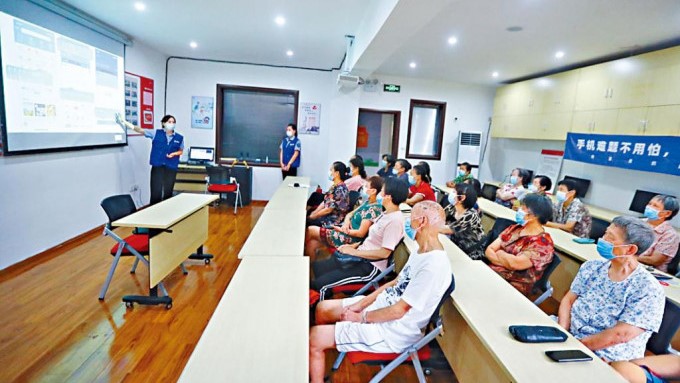 立法會議員管浩鳴表示,自己持續關注港人北上養老,並稱作為全國政協委員,會積極與內地有關部門跟進相關事宜。資料圖片