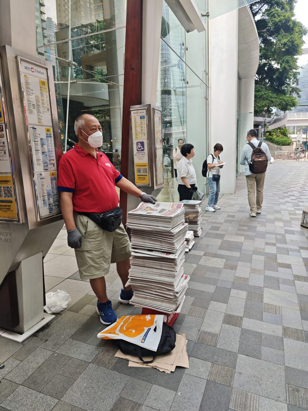 現場太古廣場第三期門外,一名老翁在工作人員未開始派報前,擅自提取,工作人員見狀報警。黎志偉攝 現場太古廣場第三期門外,一名老翁在工作人員未開始派報前,擅自提取,工作人員見狀報警。黎志偉攝