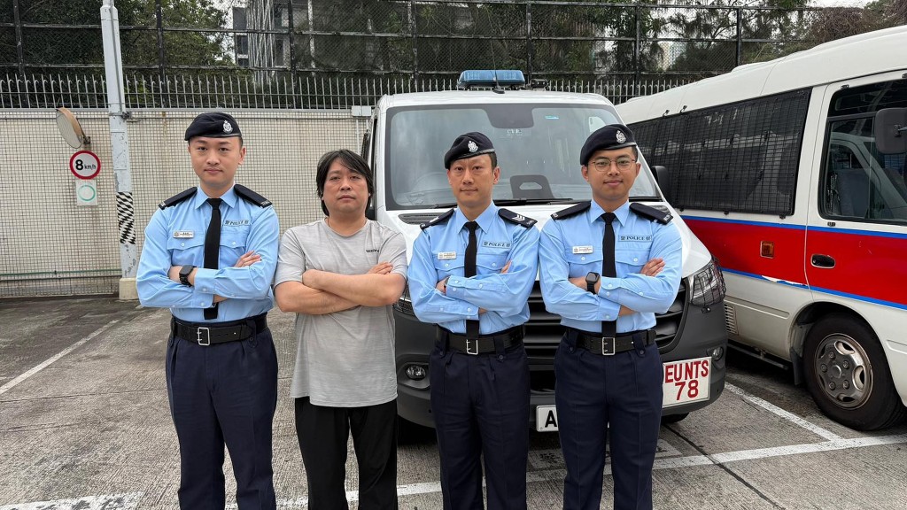热心市民张润添(左二)、警长吴浩彦(右二)、警员廖渝锋(左一)及警员王晖(右一),去年5月合力将干犯盗窃的可疑男子绳之于法。 热心市民张润添(左二)、警长吴浩彦(右二)、警员廖渝锋(左一)及警员王晖(右一),去年5月合力将干犯盗窃的可疑男子绳之于法。