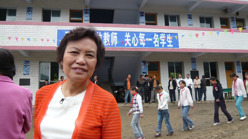 余慕莲捐出10多万长期服务金，在贵州兴建「余慕莲希望小学」。