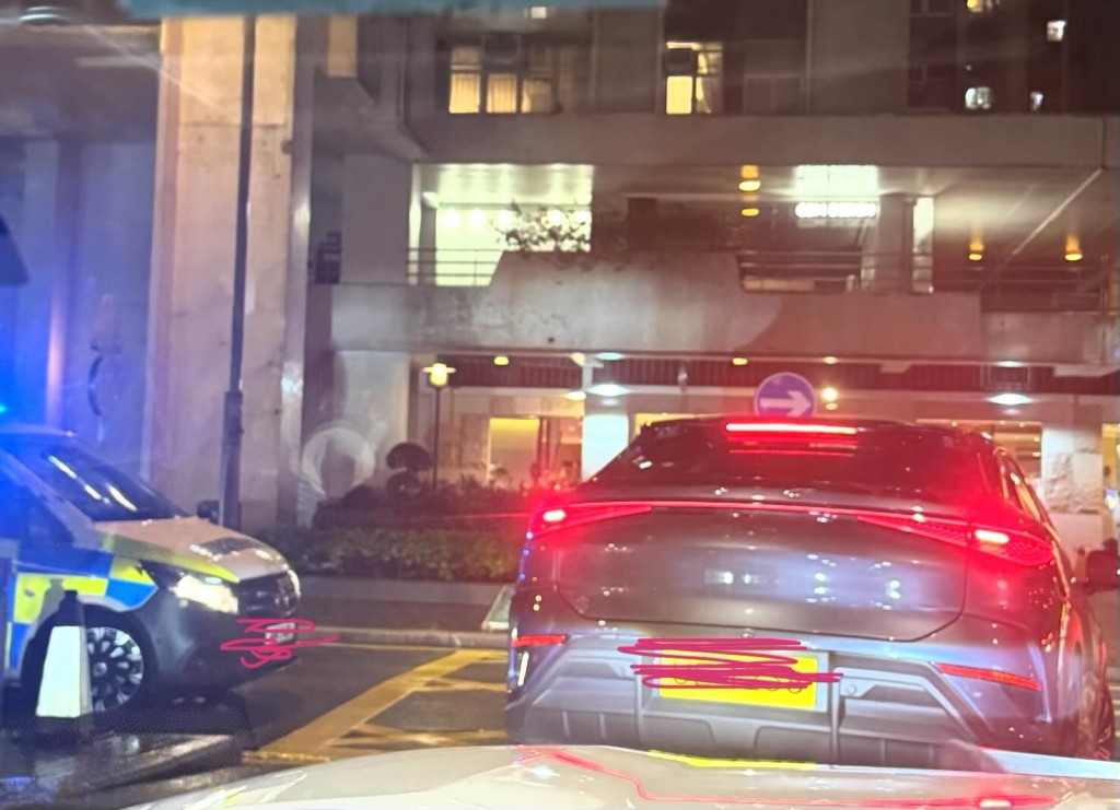 車主最終等候逾兩小時方能「重見天日」出車,亦見出口處有交通警,惟停車場仍繼續收取額外停車費。Threads@lokjessy 車主最終等候逾兩小時方能「重見天日」出車,亦見出口處有交通警,惟停車場仍繼續收取額外停車費。Threads@lokjessy