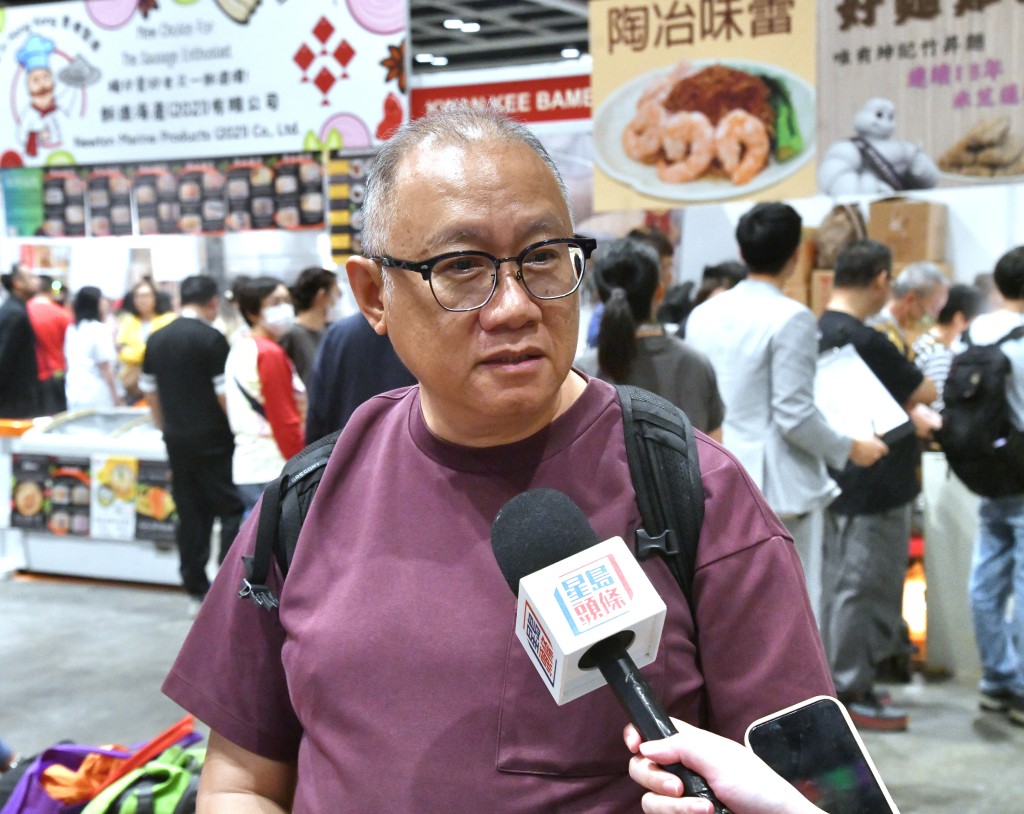 市民鍾先生表示，今日已花費約500多元購買飲品及麵食等，認為今次展覽食物品種多。