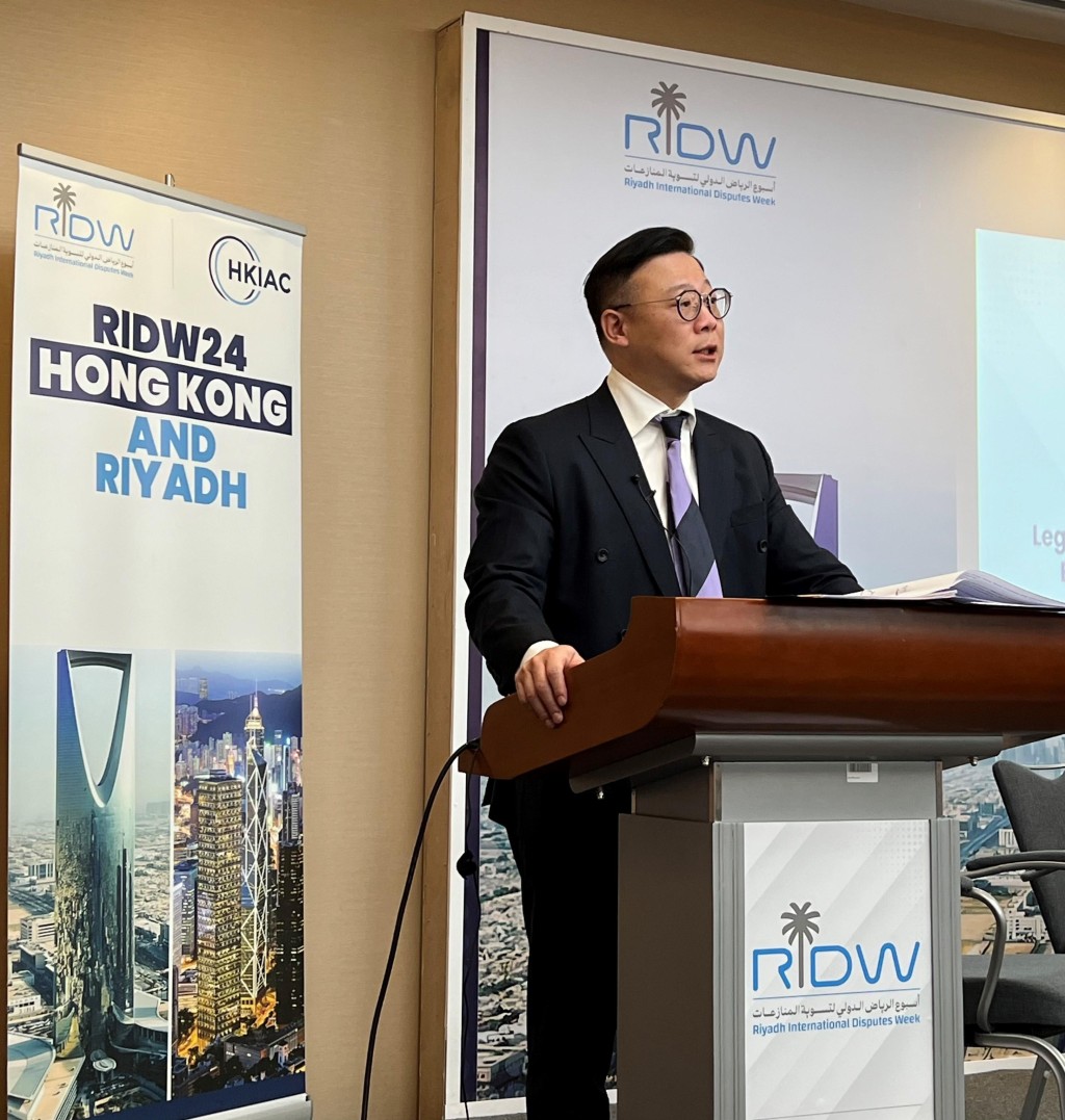 张国钧在香港国际仲裁中心举办名为「香港与利雅得：为『一带一路』企业提供法律和争议解决服务」的专题活动致开幕辞。政府新闻处