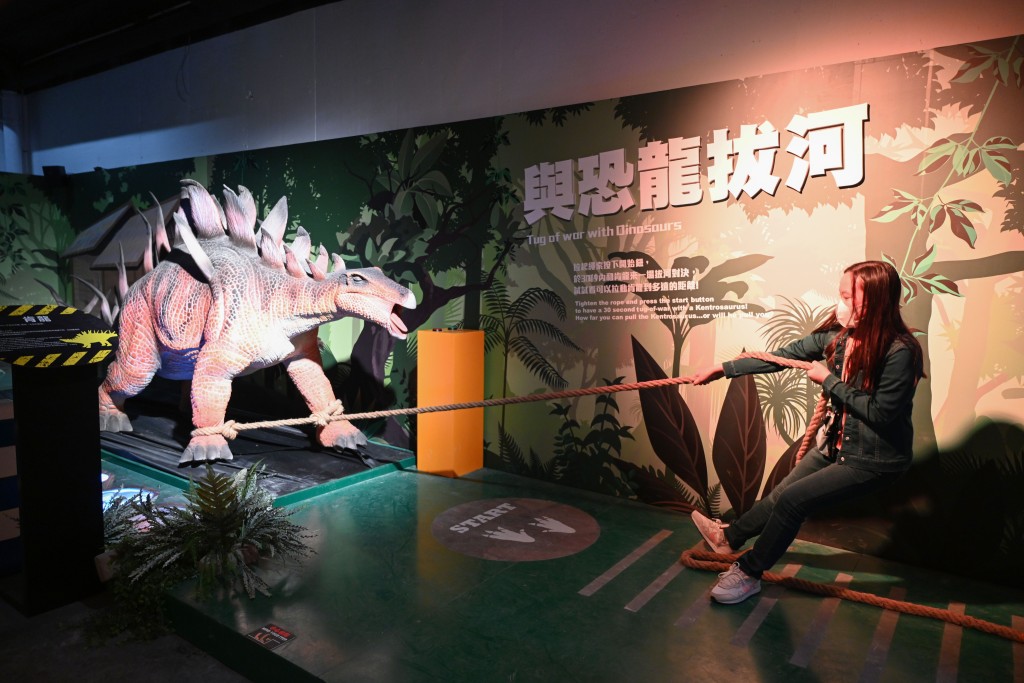 恐龍拔河大賽,玩家可跟同行友人鬥智鬥力。