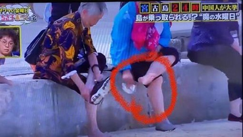 遊客擦完腳就把紙巾扔到沙灘上。節目截圖