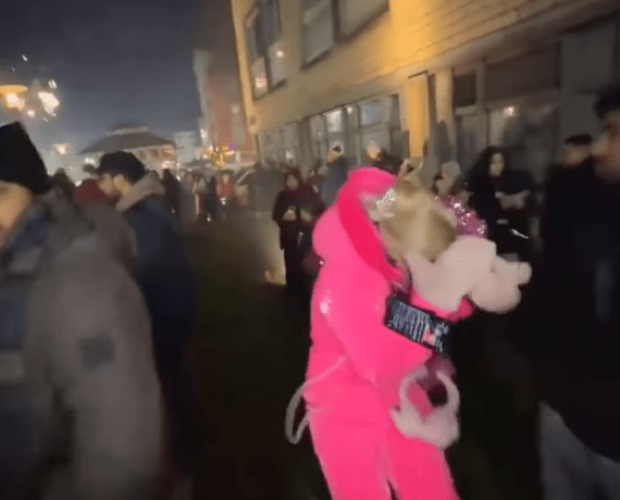 然而襲擊並未停止，當她向前絲續行時，突然再有人向她投擲疑似煙火的物體。