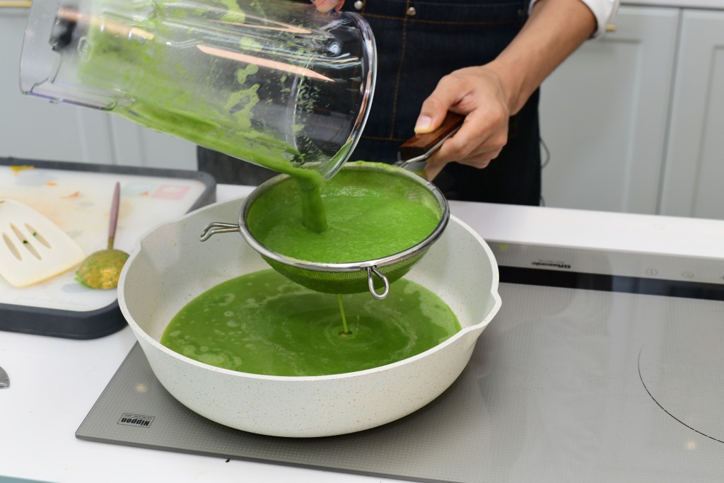 將煮好的湯過篩,入口更順滑。 將煮好的湯過篩,入口更順滑。