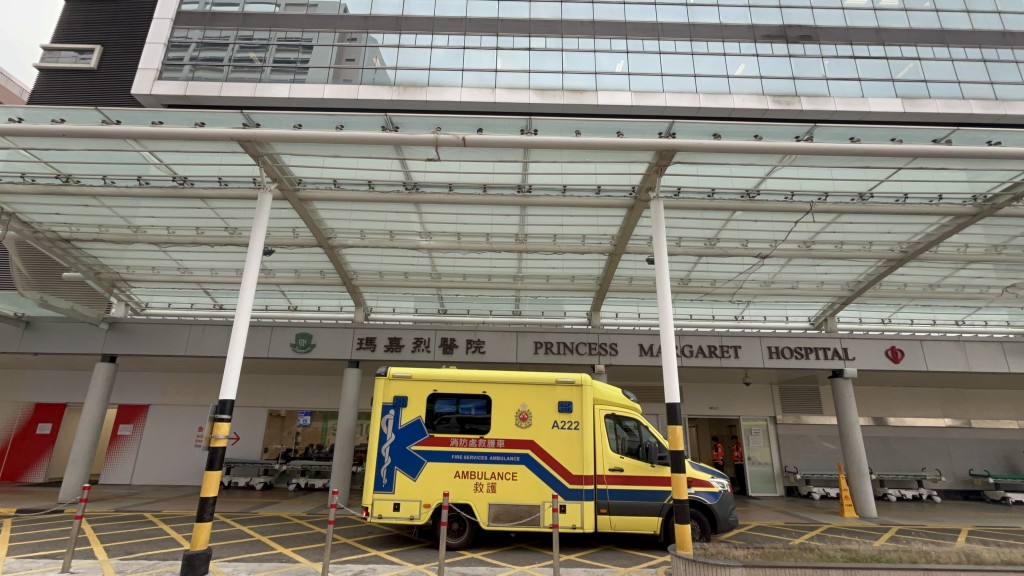 過路女子送院救治。楊偉亨攝