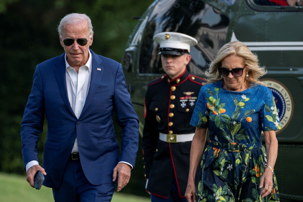美國總統拜登和第一夫人吉爾在白宮草坪行走。（路透社）