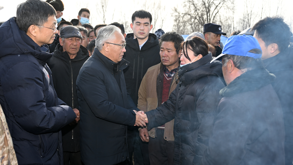 張國清抵達積石山縣後慰問災民和探望傷者。 新華社