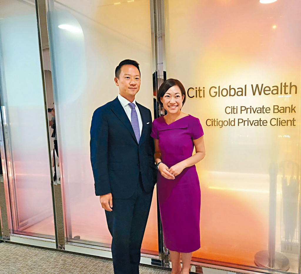 葉志豪（左）稱，業務得以良性發展，有賴港府推出各項政策推動本港氣氛；旁為江碧彤。