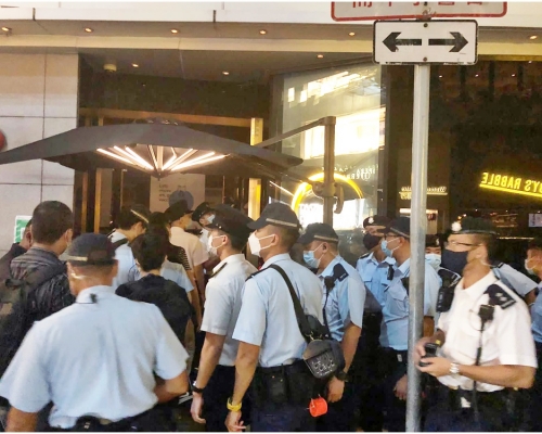 警方突擊搜查蘭桂坊一帶酒吧。