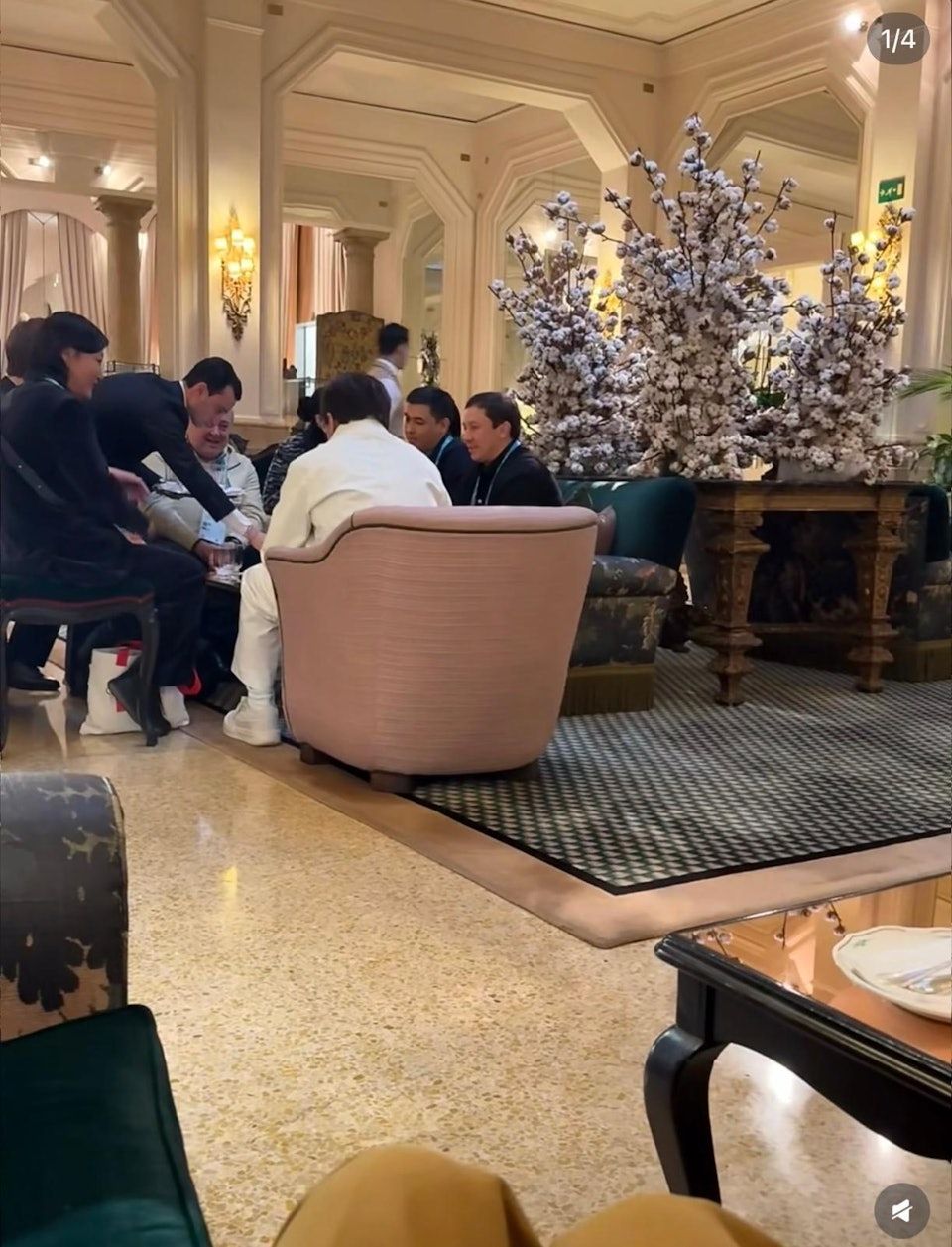 房祖名與爸爸成龍遊米蘭被網民偶遇。