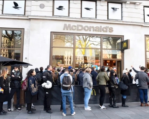 排隊搶購限量版Big Mac調醬。網上圖片