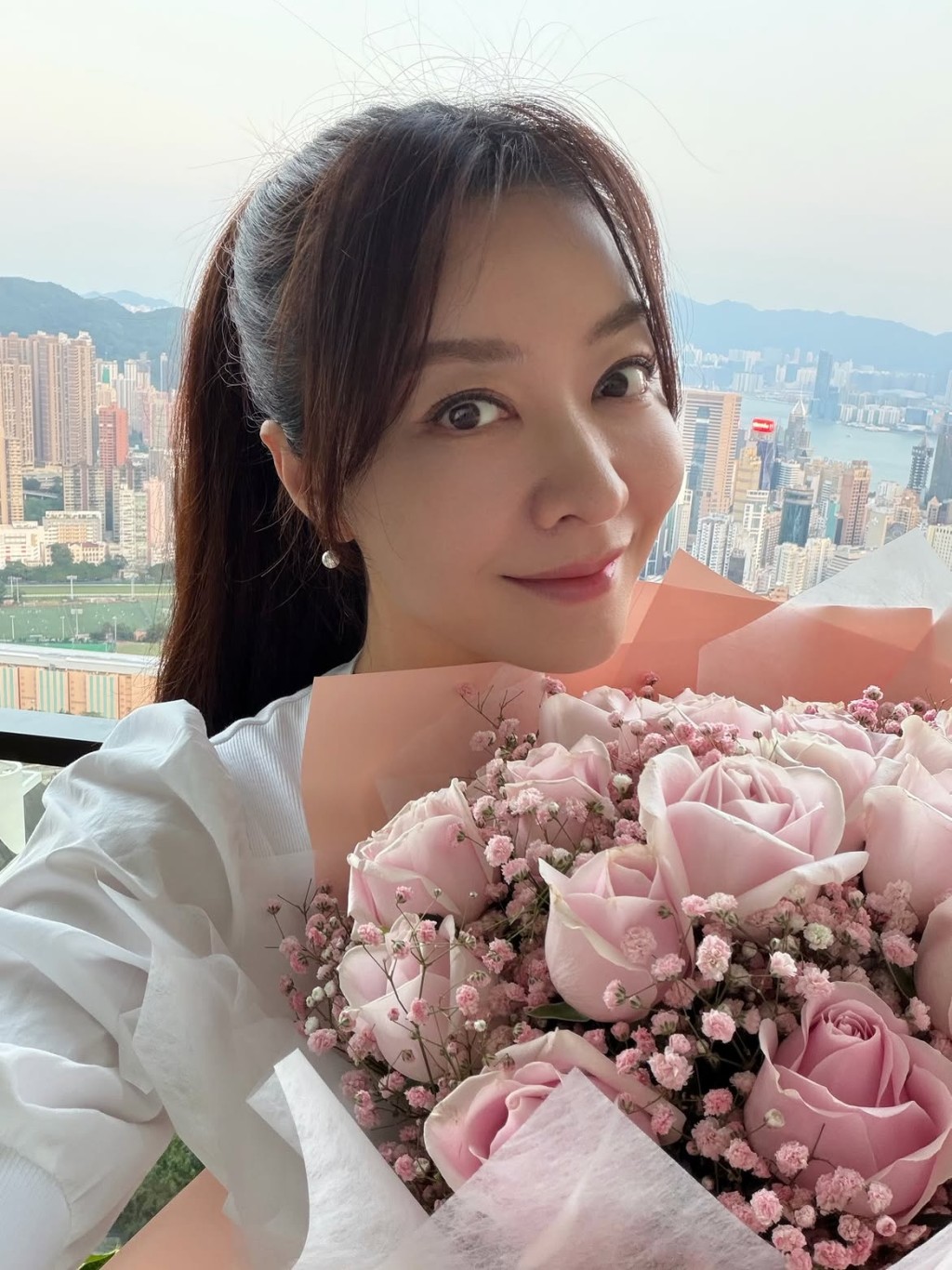 熊黛林收到鮮花。 熊黛林收到鮮花。