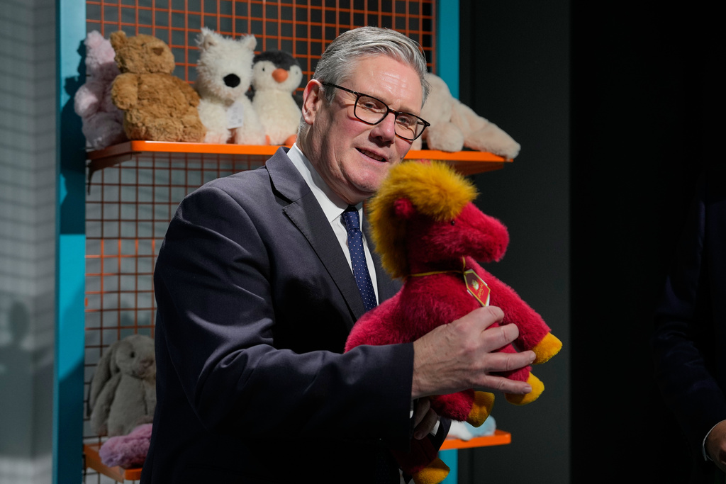 施紀賢的訪華行程由北京轉到上海，繼續中國之行。美聯社