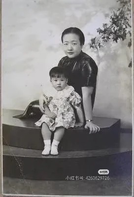 盛七小姐後來嫁予銀行家莊鑄九,生有一子一女。小紅書@舊時風雅 盛七小姐後來嫁予銀行家莊鑄九,生有一子一女。小紅書@舊時風雅
