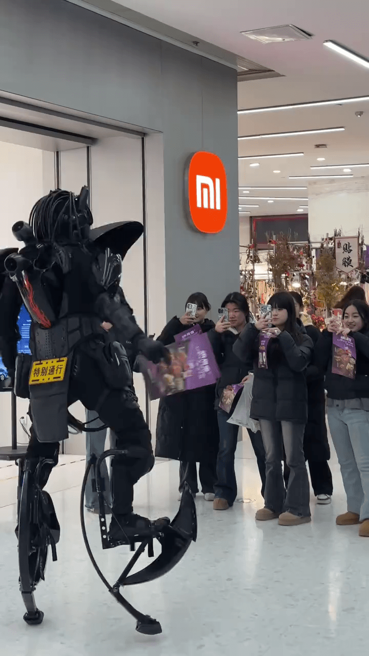 周高賽穿上機甲「戰衣」與民眾互動。 抖音