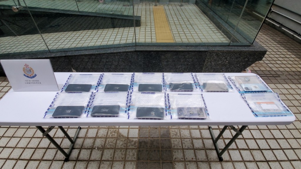 警方展示在被捕男子住所检获的9部仿制手机。杨伟亨摄
