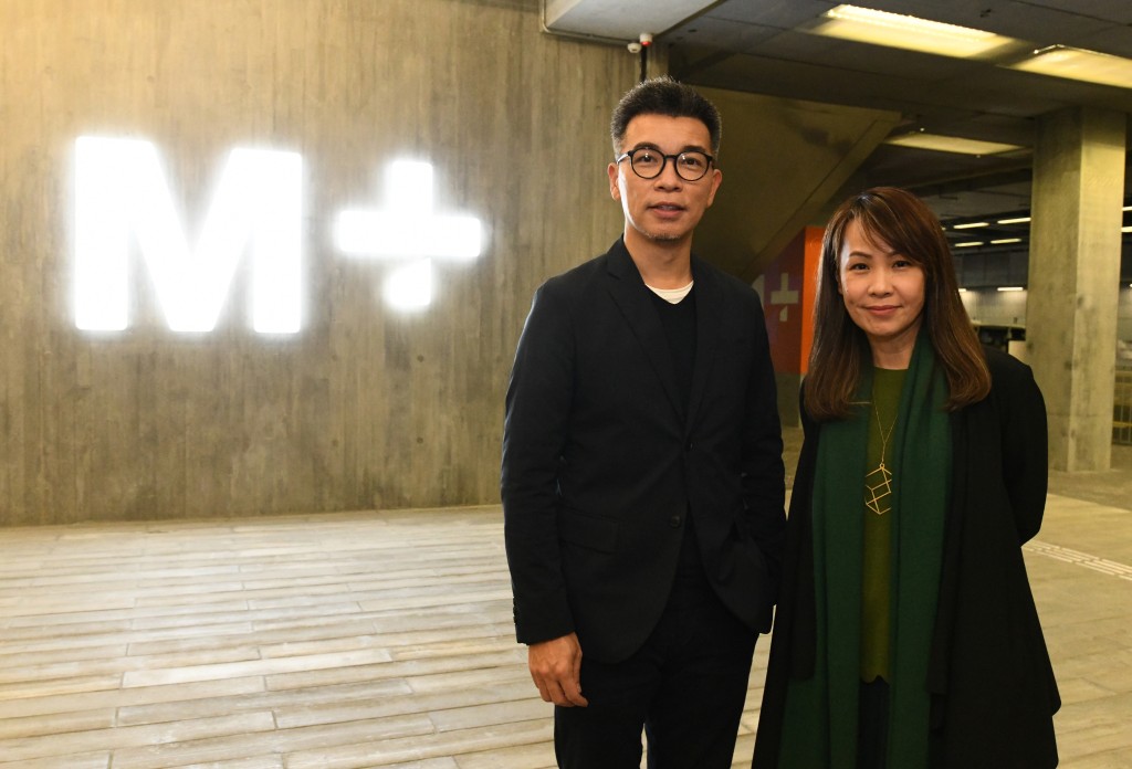 M+前教學及詮釋主策展人方詠甄（右）及香港華仁書院校長陳偉倫（左）表示，欣賞展品時，可多提問和觀察，這也是學習的過程。